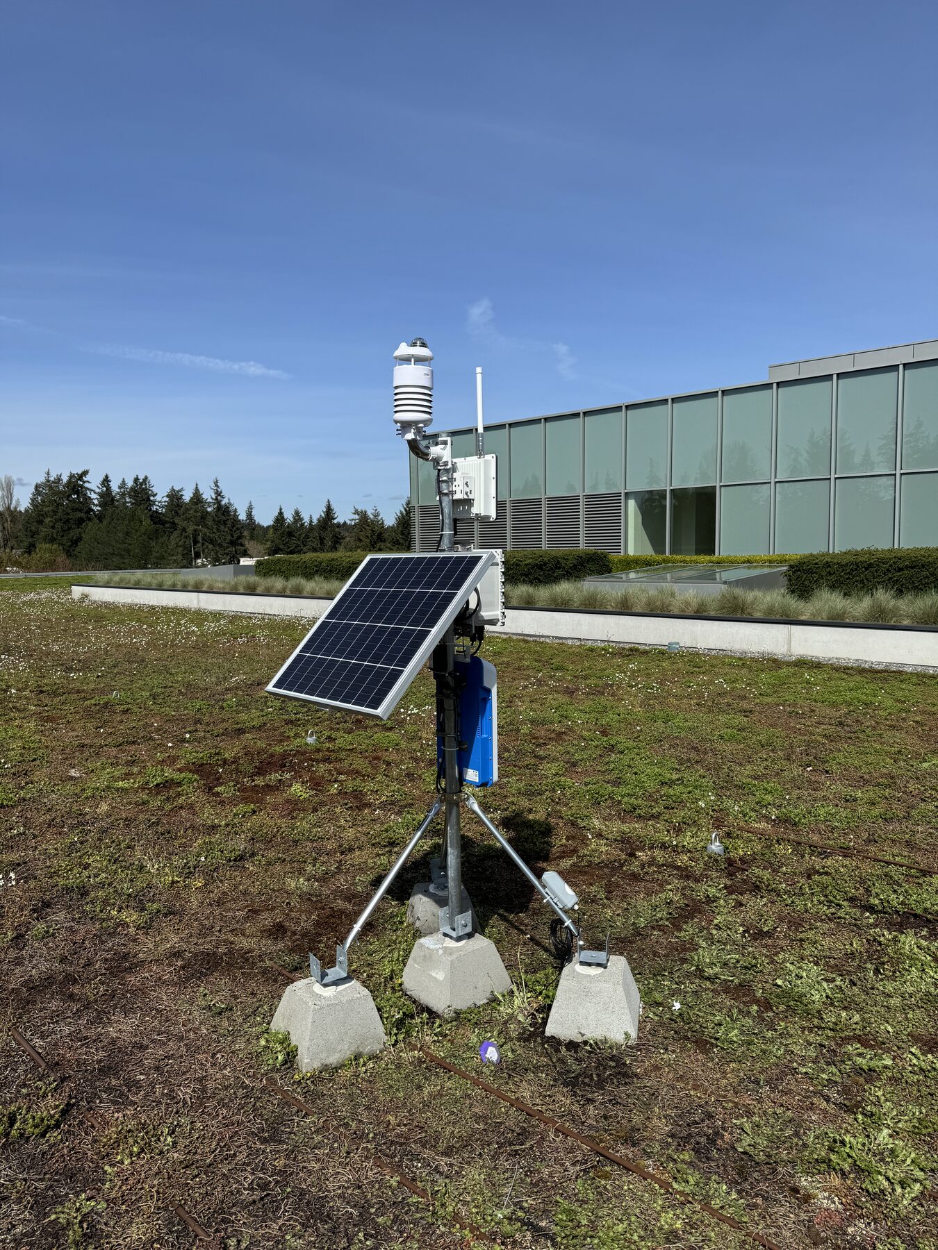 Solar-powered wireless gateway and sensor station on a green roof